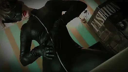 Женщина-кошка в течке