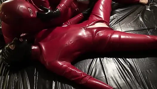 Catsuitli lateks Danielle kölesiyle lateks mastürbasyon oyunları yapıyor