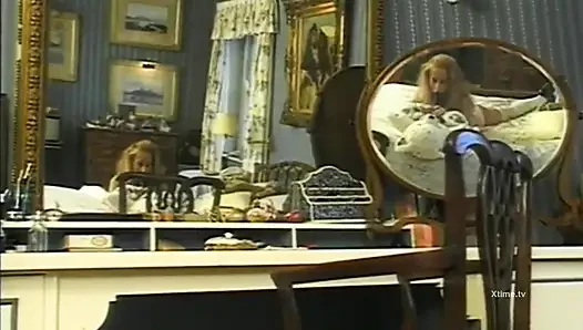 İki beyaz ve yaramaz üniversiteli kız odalarında zenci bir adam tarafından sikiliyor!
