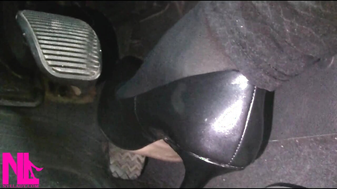 Revving et conduite en collants noirs et talons hauts gris