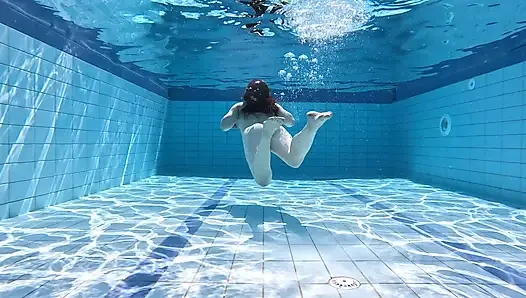 Swimming fetish - nackt schwimmen unter wasser