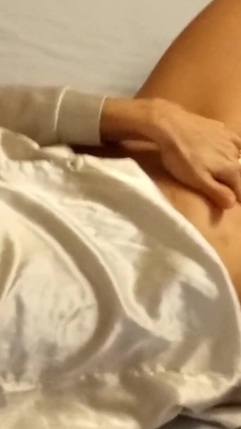 हॉट पत्नी पहले से ही उत्तेजित हो जाती है और खुद में ऊँगली करती है, उसे निश्चित रूप से अधिक से अधिक बार चोदने की जरूरत है ... | क्लिप 1