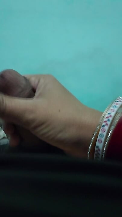น้องสาวไม่แท้นวดควยหนาของกูด้วยมือเธอ
