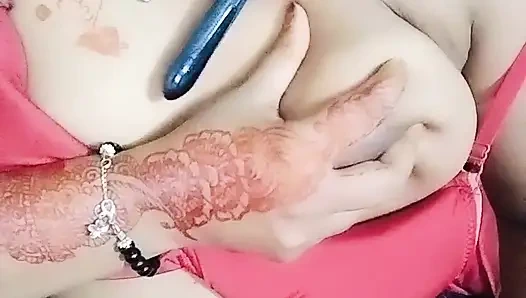 Desi's real bhabi pussy is squirming.