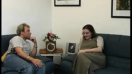 Genç kız kanepede sert bir yarağı emiyor ve ağzına boşalıyor