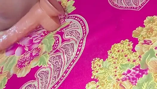Сексуальная бхабхи трахает игрушкой ее задницу и киску.
