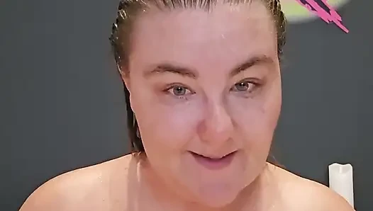 Ashley Verwandelt Ihre Badehaare Zum Spielzeugspiel