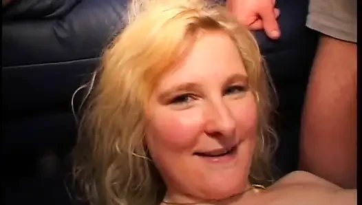 Blondes mädchen bekommt muschi von vielen verschiedenen schwänzen auseinander gerissen