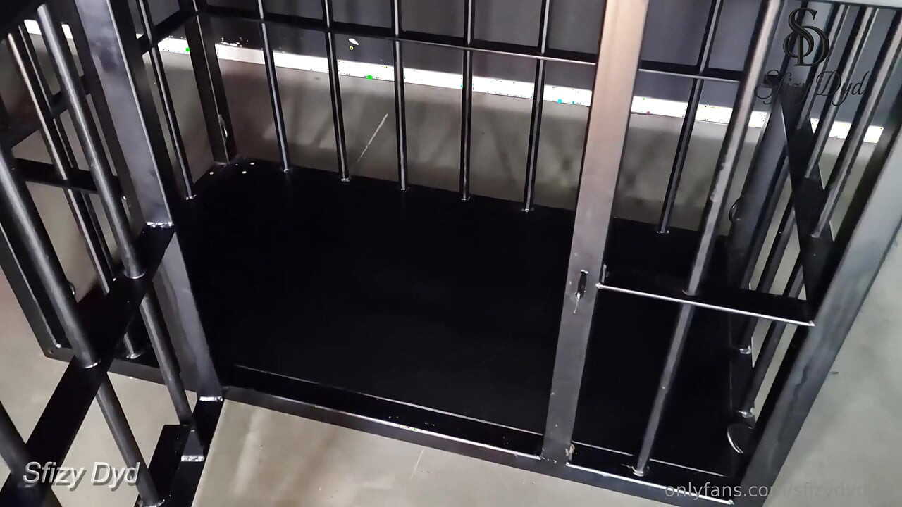 Enjaulada gostosa ordenha um pau até gozar