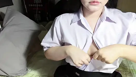 Hübsches thailändisches mädchen mit einer schönen muschi - solo-masturbation