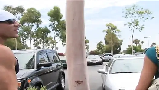 Tante seksi dengan memek becek dicrot sperma hangat di wajahnya!