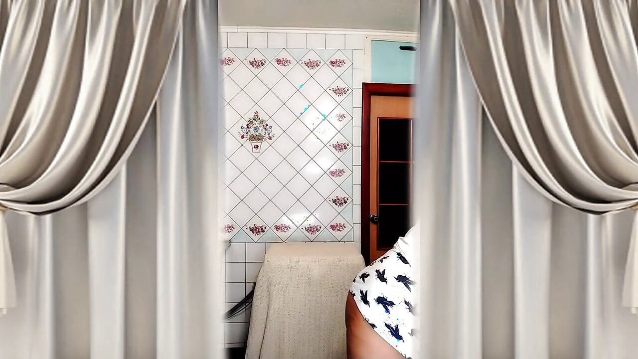 Гаряча домогосподарка Лукеря на кухні з її волоссям вниз