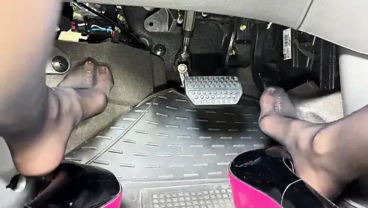 Pedalpumpen mit der ukrainischen göttin