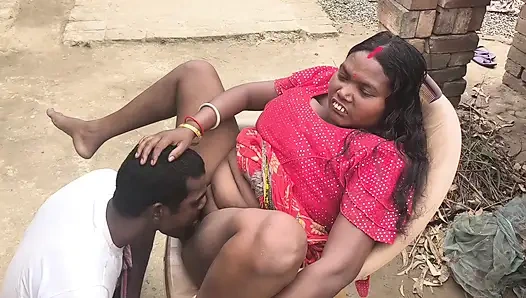 Desi housewife ko market jaane ke samay chut chat kar Pani nikal