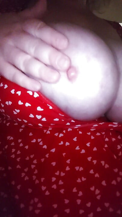 Leitosa tetas flácidas da MILF