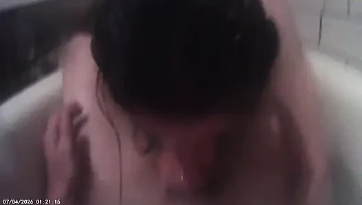 Gadis cantik ini lagi asik nyepong kontol di kamar mandi