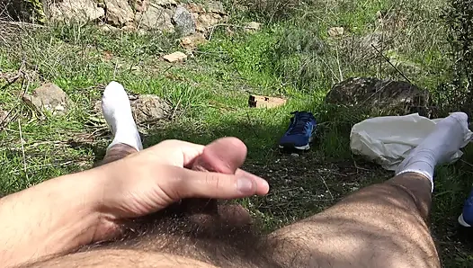 Получает счастливую дрочку от возбужденной зрелой жены куколда