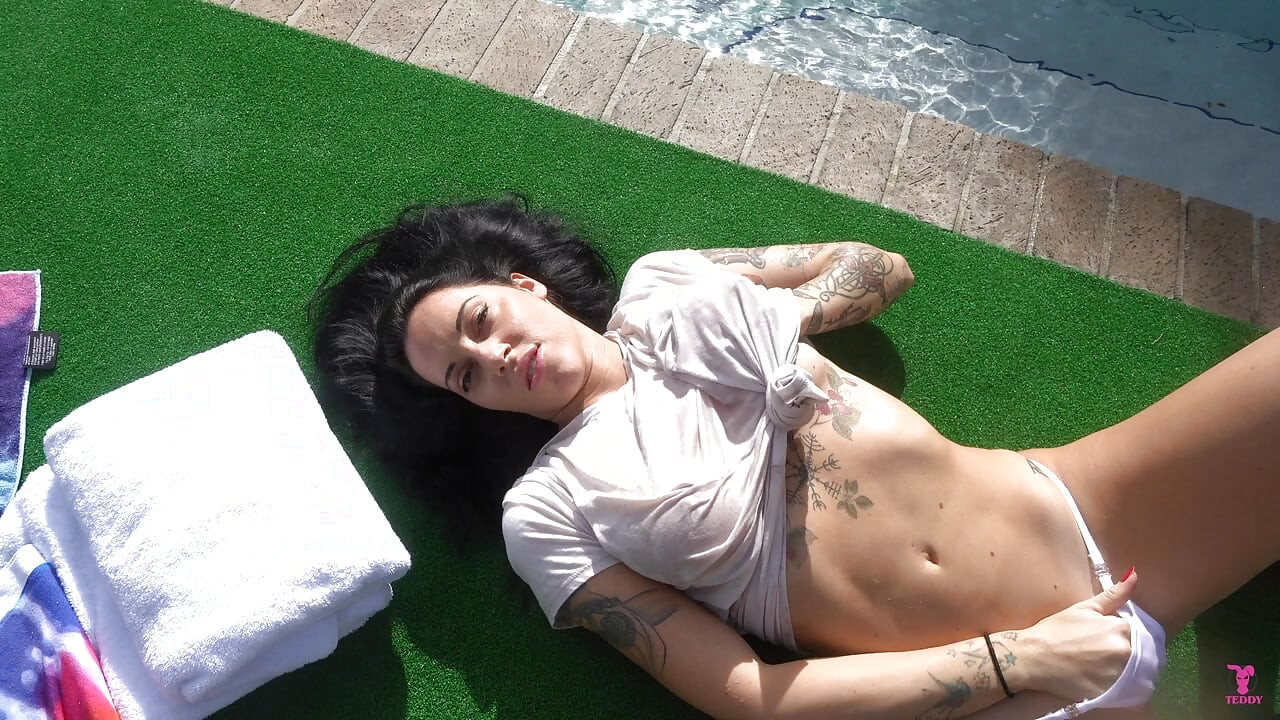 Bella Scorpion, tatuată, este futută afară