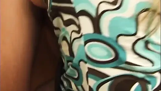 Reife blonde MILF wird in wildes waschküche-hämmern gedehnt