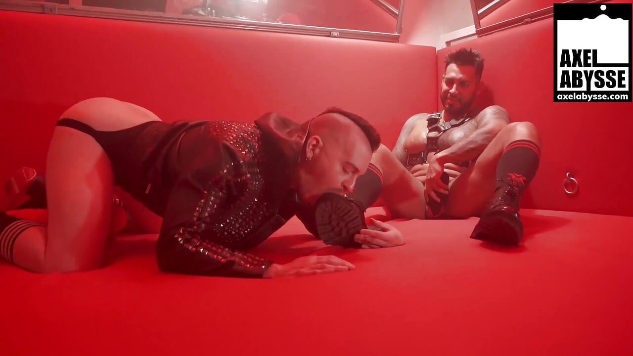 Dupek Axel Abysse jest pięścią w łokieć przez dominującego hunk Viktora Roma