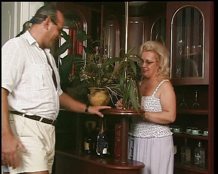 Rondborstige blonde Duitse milf gedeeld door twee geile kerels