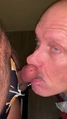 Cockboy732 сосет хуй в мужской примерочной в торговом центре