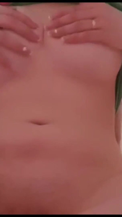 Συνδρομητής πρότεινε να χρησιμοποιήσω μια μπανάνα για να πειράξω τον εαυτό μου και να χύσω παίζοντας με τα βυζιά μου | Κλιπ 2