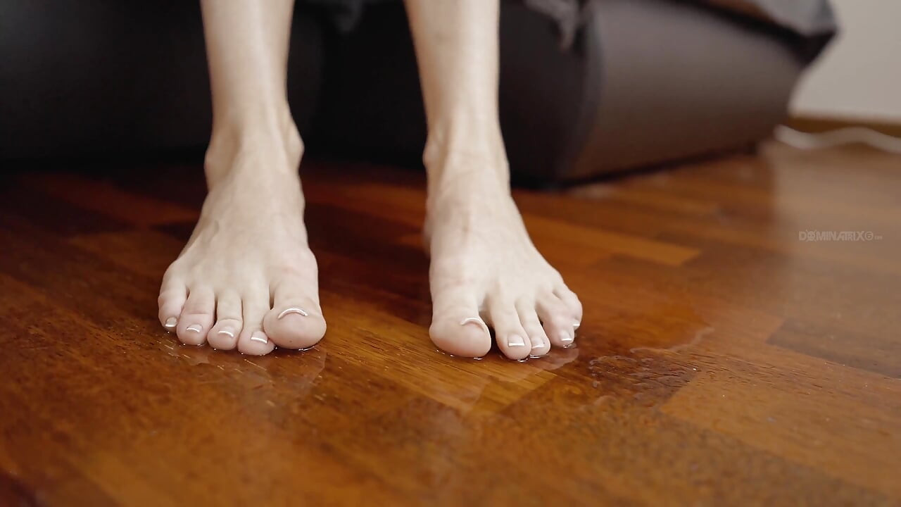 Ayaklar ve çiş! Orta yaşlı seksi kadın seni daha fazlası için yalvartıyor!