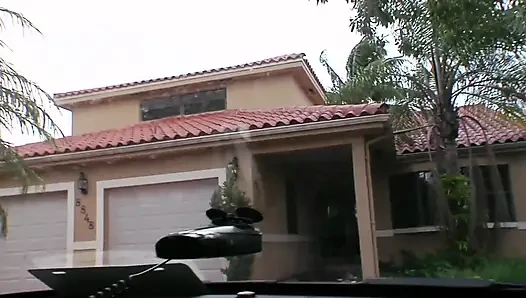 Юная блондинка с маленькими сиськами скачет на хуе и получает камшот на лицо