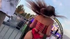 Une fille sexy en string au festival