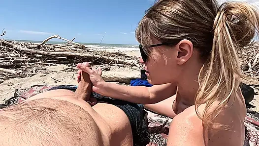 MILF Schlampe oben ohne exhibitionistin am strand, neckt, voyeur und wird vor allen gefickt