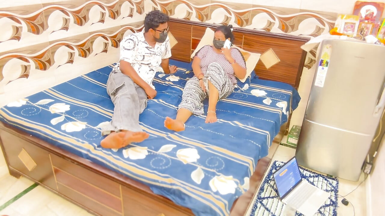 Hintli çift ilk kez sert otel odasında seks yapıyor