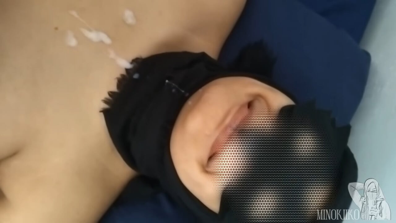 Ich ficke meine frau in einem hijab auf einem blauen bett bis zum abspritzen
