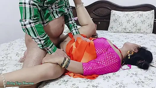 Desi bhabhi kitchen meBartan Dho rahi thi tabhi devar ne piche se bhabhi ki le li