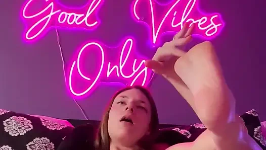 Ayak parmaklarını emiyor ve oyuncakla oynuyor