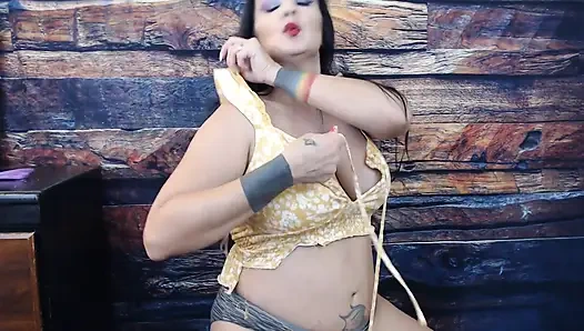 Разрываю желтый летний костюм