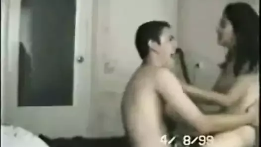 Vídeo antigo de esposa traindo pega fodendo com seu amante