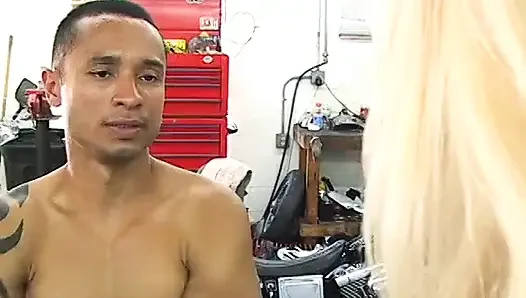 Мужик-байкер сосет и принимает страпоны у сучек