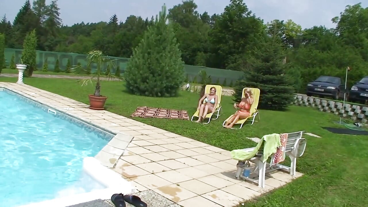 Intenzivna vruća četvorka sa ove dve prelepe napaljene plave drolje sa savršenim sisama i uskim dupetom