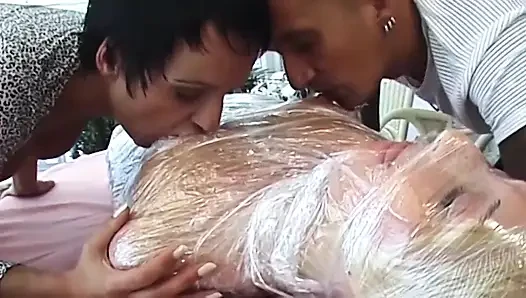 Pelacur dewasa yang dibungkus plastik dijilat dan dientot wajahnya oleh pasangan sange