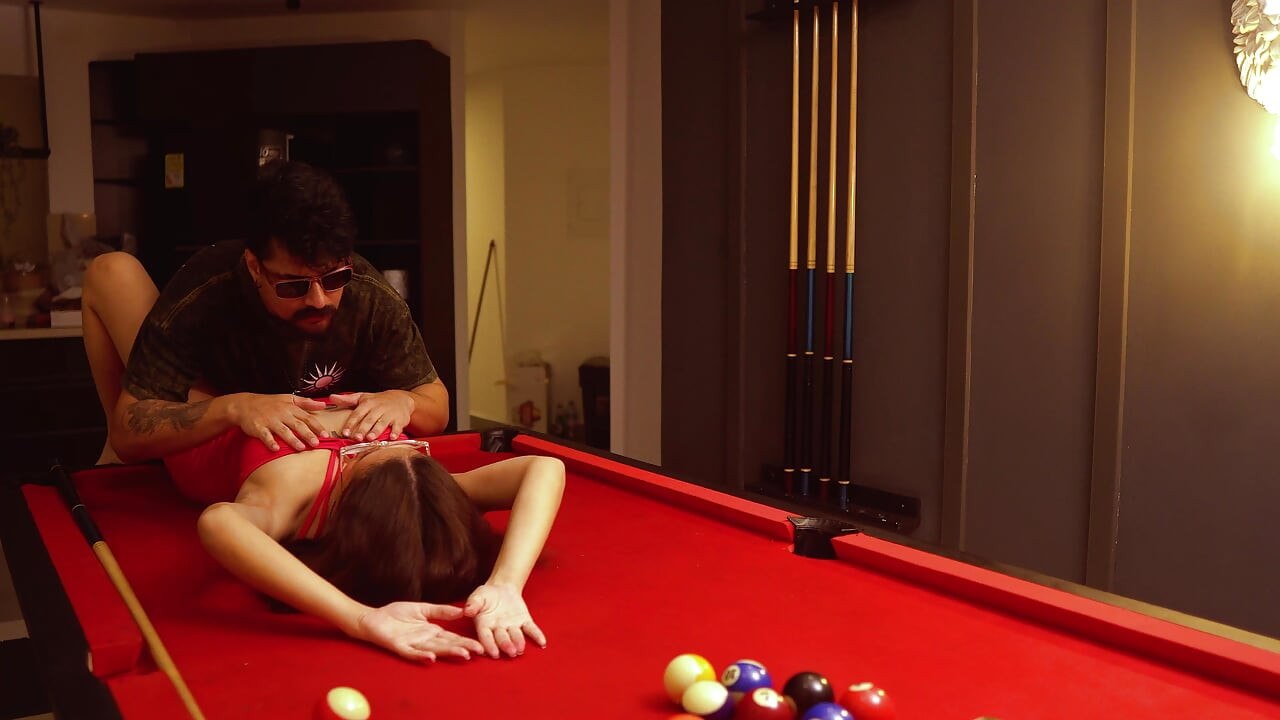 जब मैं पूल खेलता हूं तो एक फूहड़ मेरे पास आती है, हम वहीं बकवास करते हैं