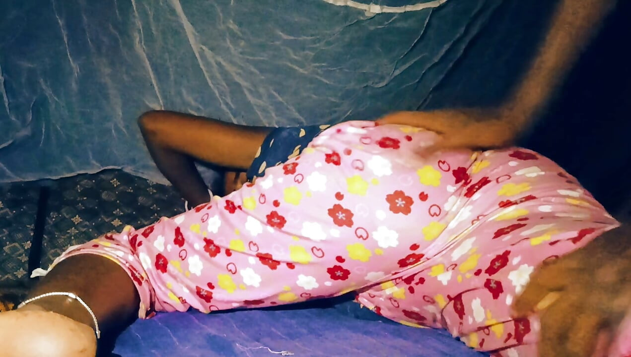Bhabhi desi fierbinte cu sex hardcore cu condon dragon în casa din sat. Dragoste între bhabhi desi și devar
