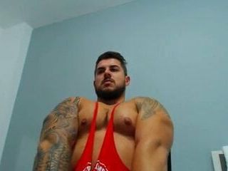 (Keine Nacktheit) Bodybuilder mit großem Tiddy - 75