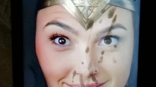 Gal Gadot (Wonder Woman) cum hołd