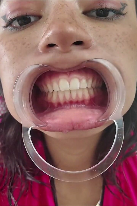 গাল দুটো আলাদা করে দাঁত বের করা
