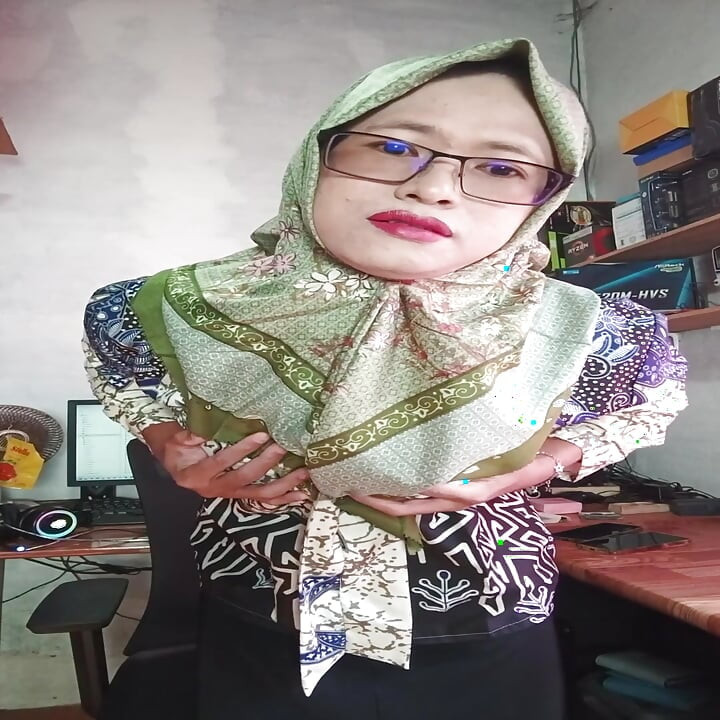 Sexy hijab transsexual masturba seu pau duro