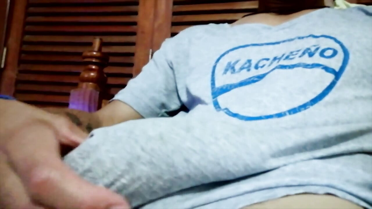 Όμορφος λατίνος από τη Βενεζουέλα με μεγάλο πούτσο τραβιέται στην κάμερα