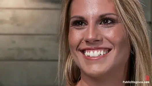 Büyük memeli sarışın porno yıldızı barda götünü siktiriyor