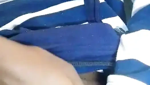Güzellik mastürbasyon yapıyor ve fışkırtıyor