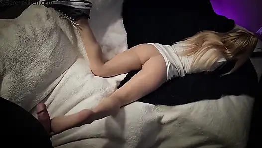 Külotlu çoraplı bir oyuncu kızın içine boşalıyor